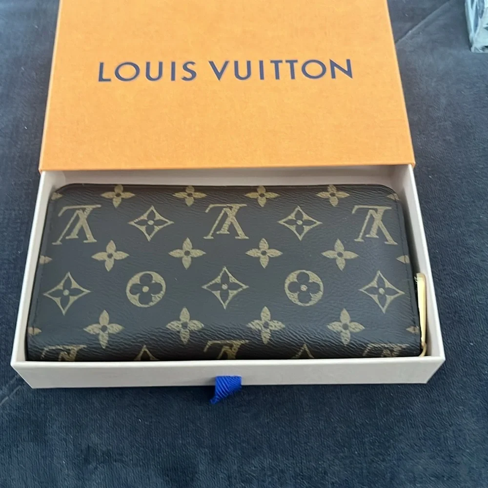 LV zippy wallet and box in great condition - Picture 5 of 5